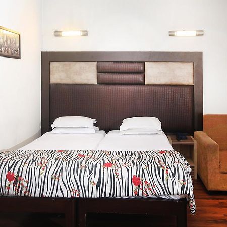 Oyo 358 Sarojini Nagar Hotell New Delhi Exteriör bild