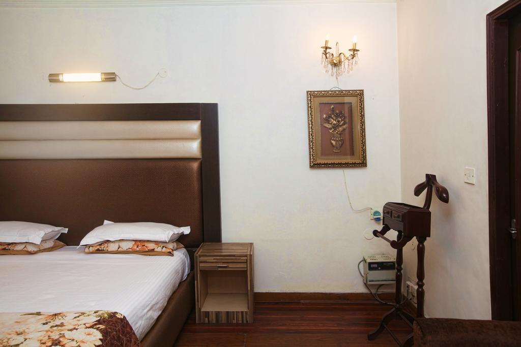 Oyo 358 Sarojini Nagar Hotell New Delhi Exteriör bild