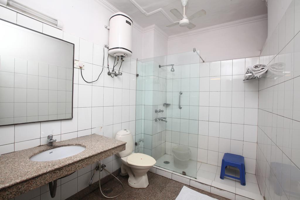 Oyo 358 Sarojini Nagar Hotell New Delhi Rum bild