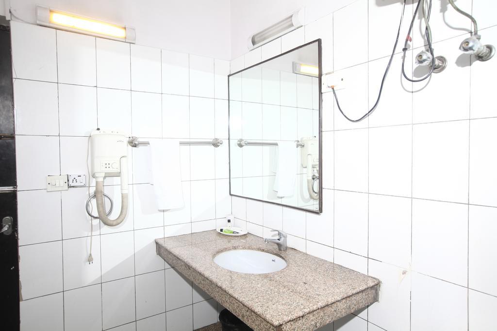 Oyo 358 Sarojini Nagar Hotell New Delhi Exteriör bild