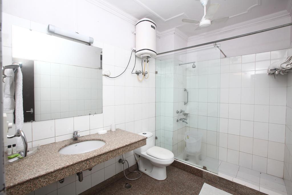 Oyo 358 Sarojini Nagar Hotell New Delhi Exteriör bild