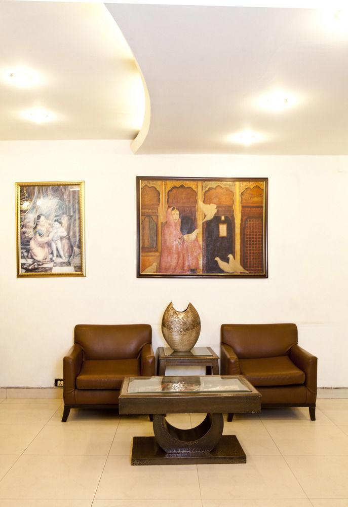 Oyo 358 Sarojini Nagar Hotell New Delhi Exteriör bild