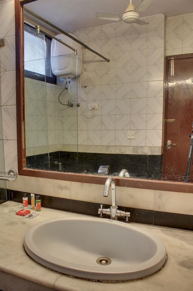 Oyo 358 Sarojini Nagar Hotell New Delhi Exteriör bild