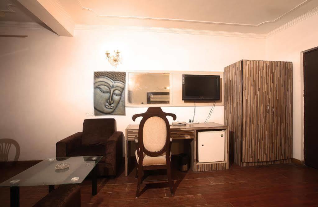 Oyo 358 Sarojini Nagar Hotell New Delhi Exteriör bild
