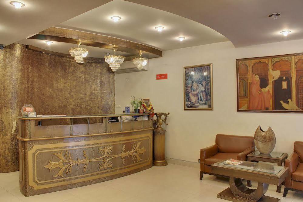 Oyo 358 Sarojini Nagar Hotell New Delhi Exteriör bild