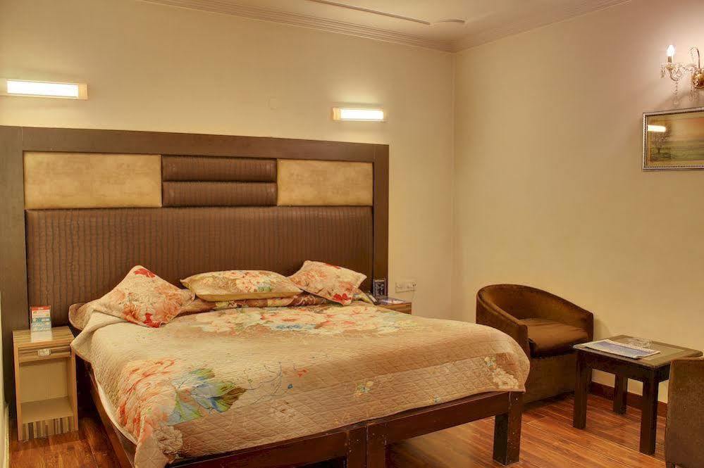 Oyo 358 Sarojini Nagar Hotell New Delhi Exteriör bild